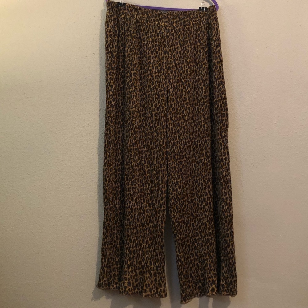 Straight leg leopard print accordion pants